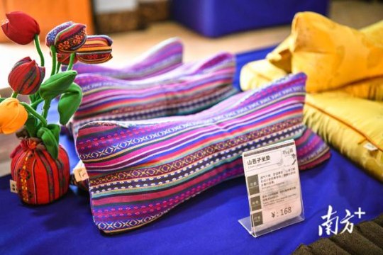 加工后的山苍子果渣可用于制作药枕、手锤。